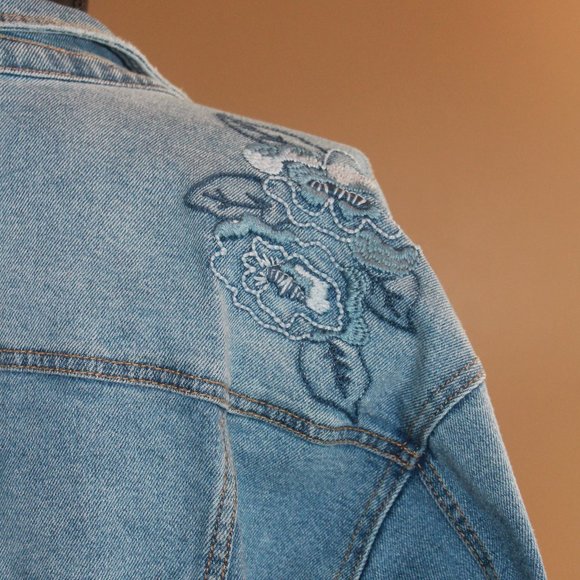 Universal Thread Light Denim Jean Jacket - Picture 3 of 4